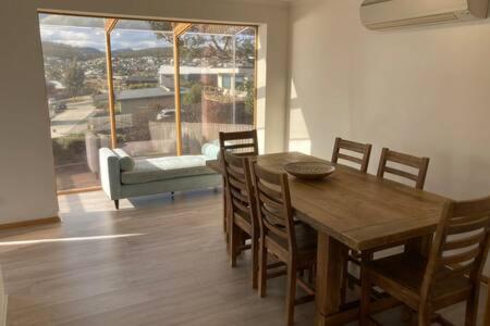 Spacious Modern Home Outstanding Views Sleeps 9 Hobart Exteriör bild