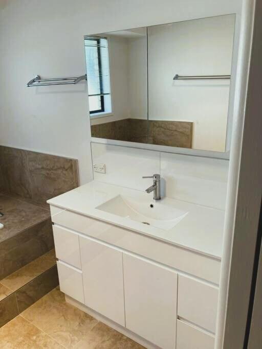 Spacious Modern Home Outstanding Views Sleeps 9 Hobart Exteriör bild