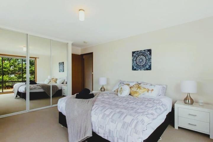 Spacious Modern Home Outstanding Views Sleeps 9 Hobart Exteriör bild